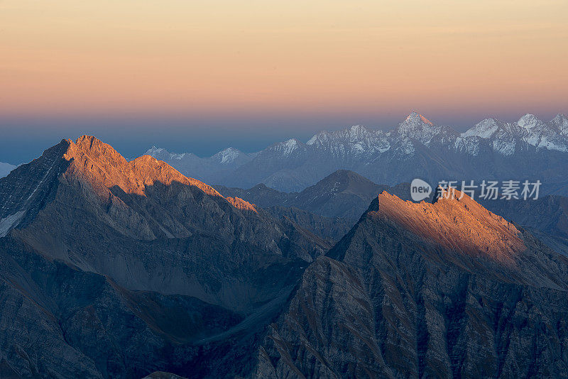 从Rifugio Torino的日出，山脉与夕阳